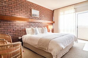 Ropa de cama de alta calidad, minibar y tabla de planchar con plancha