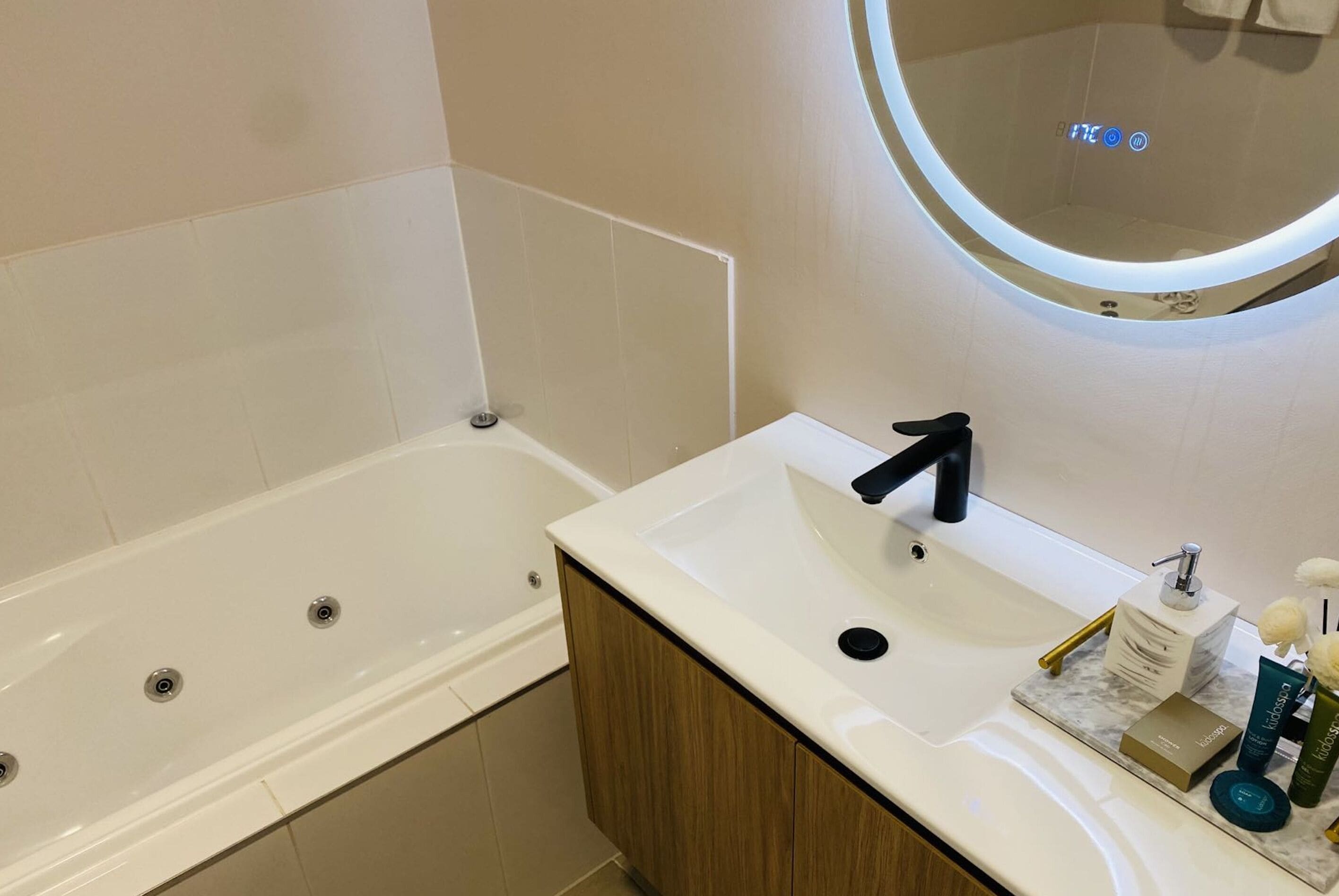 Deluxe Room with King Bed | Bathroom | Free toiletries, hair dryer, slippers, towels