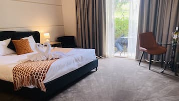 Deluxe Room with King Bed | Individually decorated, individually furnished, blackout curtains