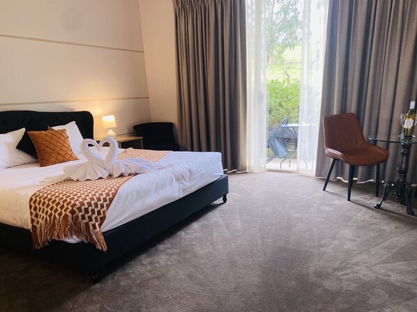 Deluxe Room with King Bed | Individuell inredning, unika möbler och mörkläggningsgardiner