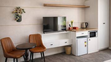 Twin Double Room | Individually decorated, individually furnished, blackout drapes