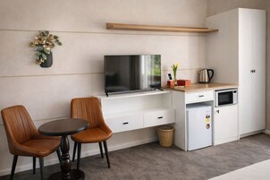 Decoración personalizada, muebles diferentes y cortinas blackout