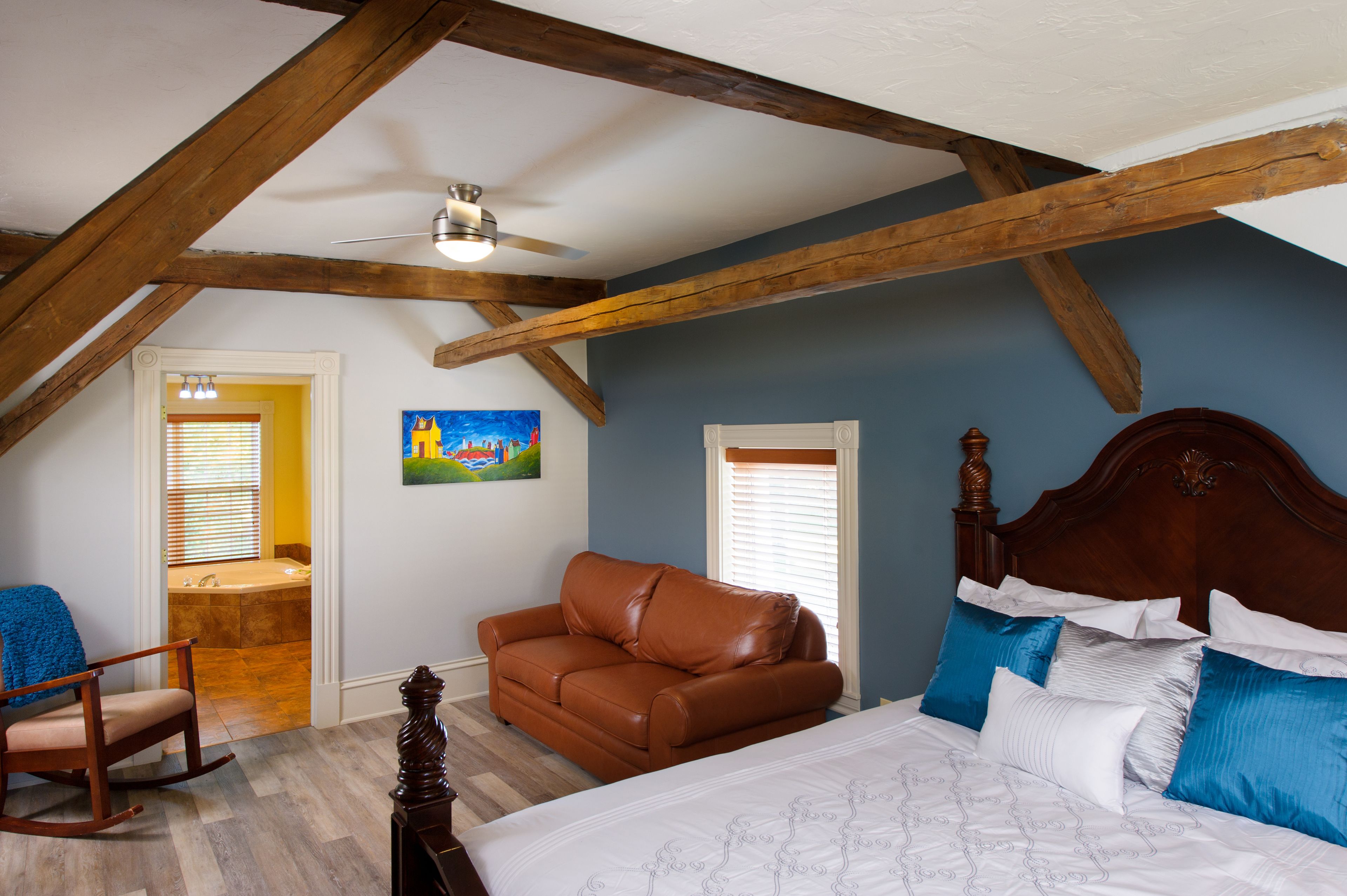 Superior Room, 1 King Bed | Individually decorated, individually furnished, iron/ironing board