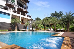 Kolam renang outdoor, dengan kursi berjemur