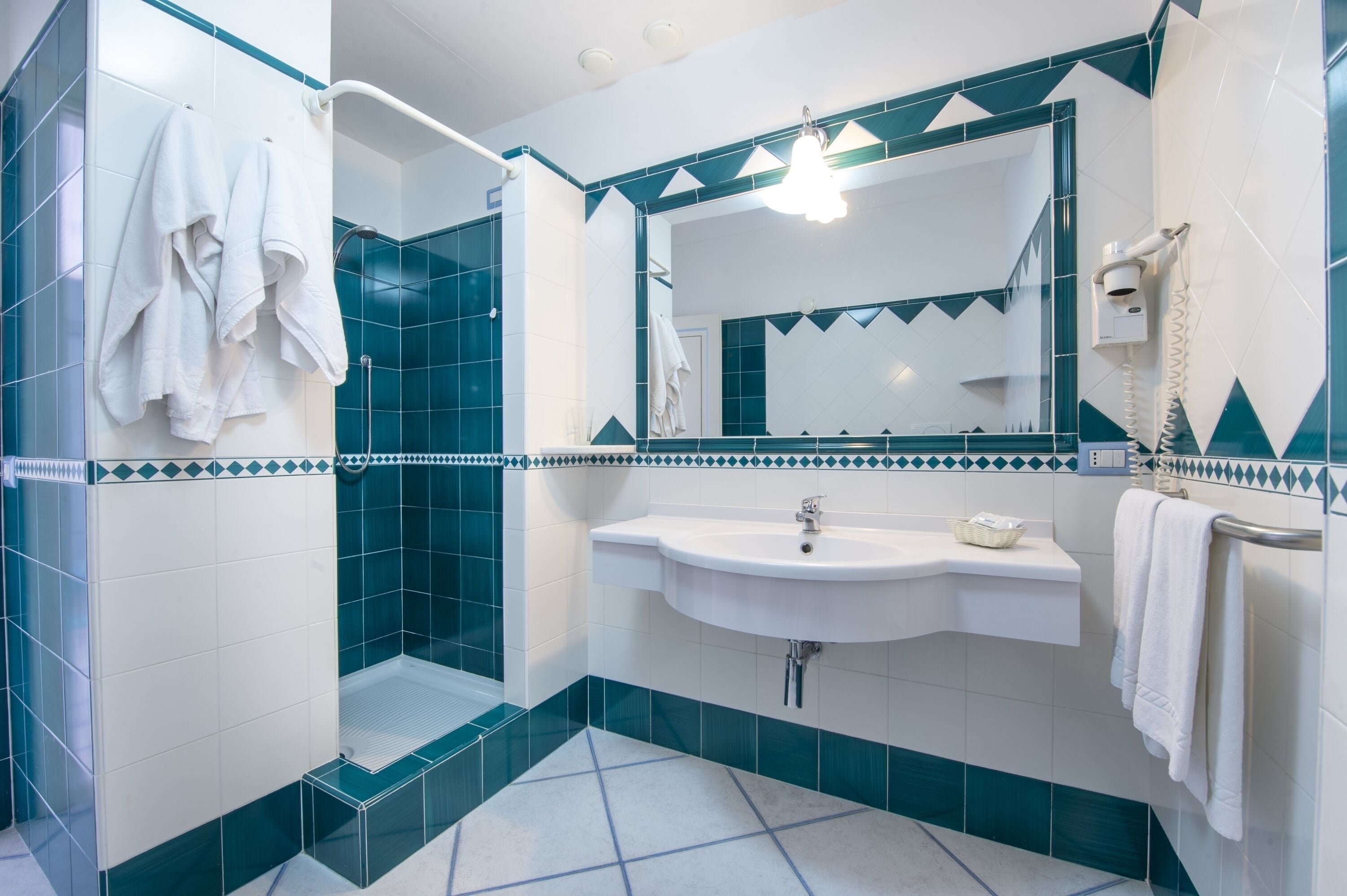 standard double room, sea view | bathroom | shower, free toiletries, hair dryer, bidet