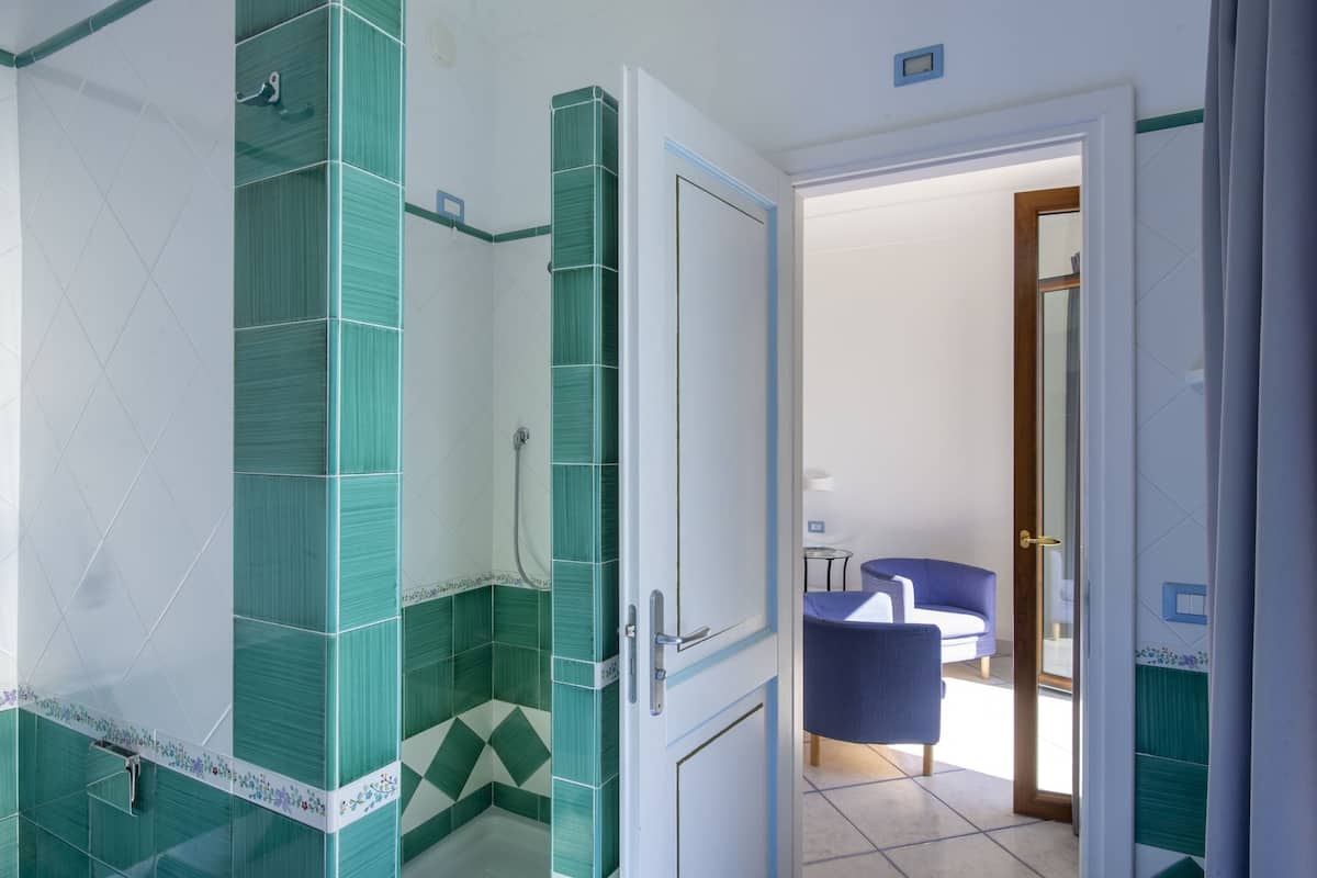 standard double room, sea view | bathroom | shower, free toiletries, hair dryer, bidet