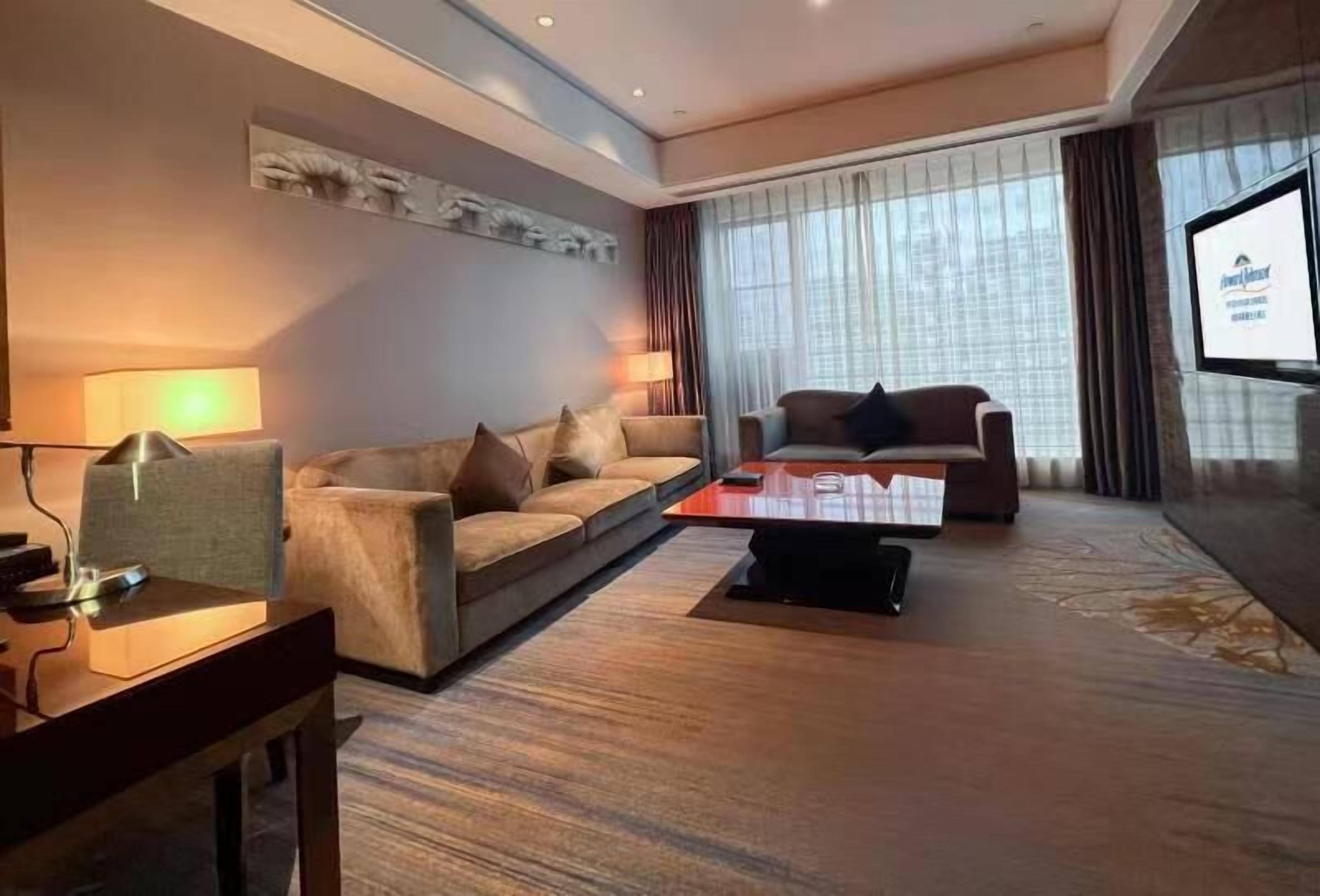 executive suite, 1 king bed | down duvets, minibar, in-room safe, desk