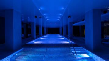 3 Innenpools, Außenpool (je nach Saison geöffnet), Liegestühle