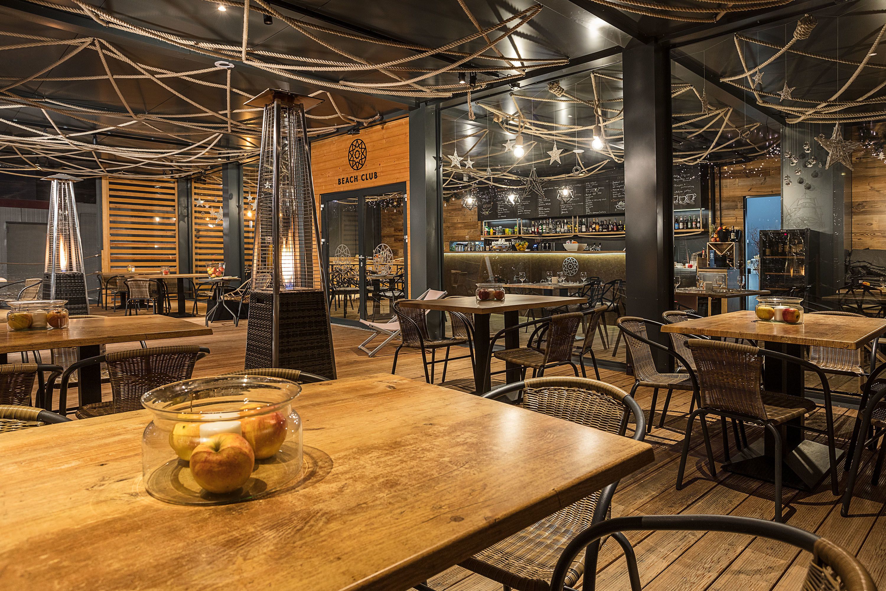 2 restaurants, breakfast served