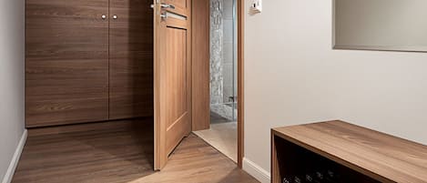 Un couloir doté d’un plancher en bois, d’une armoire et d’un meuble à vin intégré.