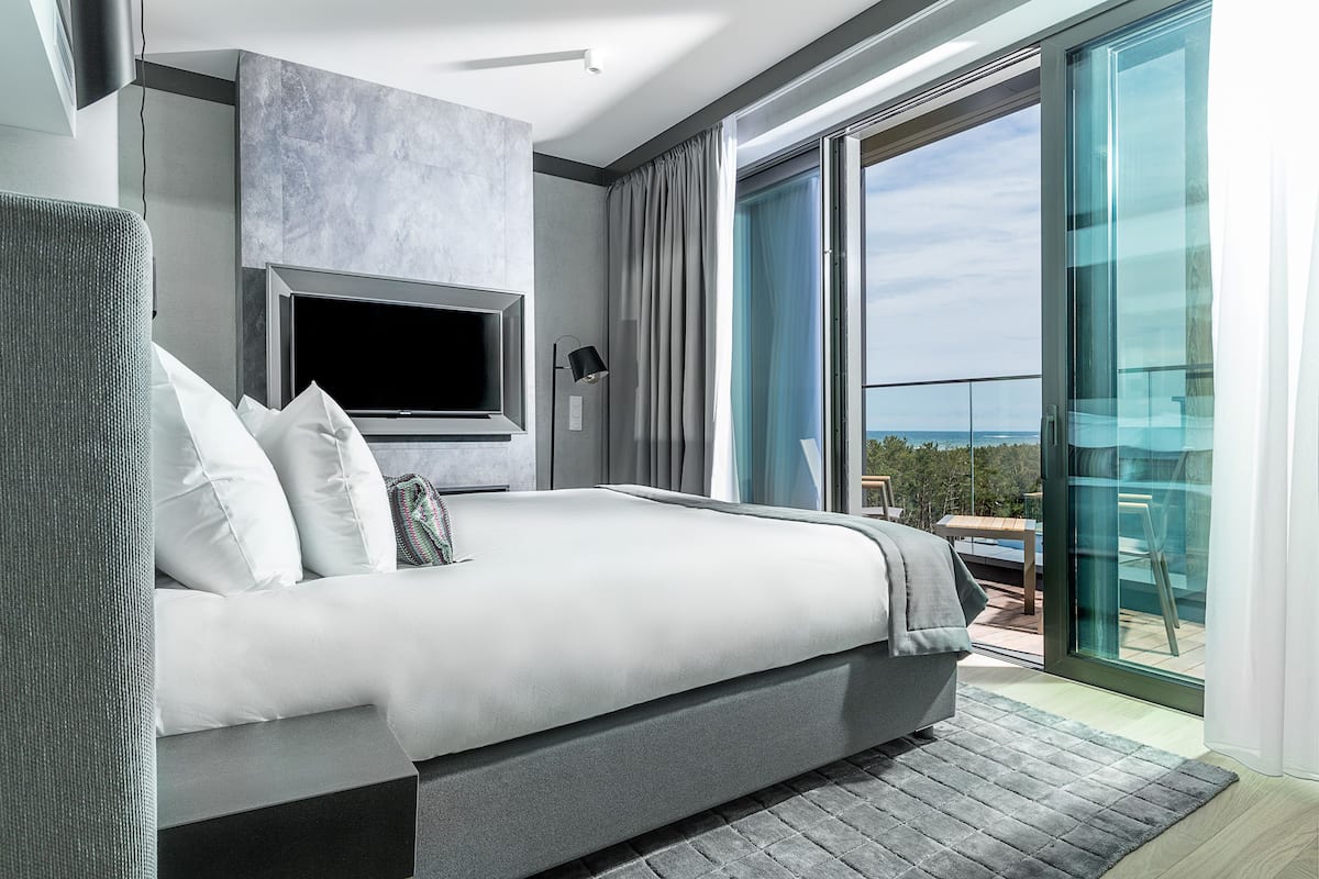 Apartment (East) | 1 bedroom, in-room safe, blackout drapes, soundproofing