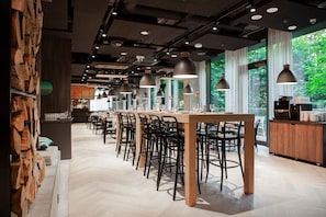 2 restaurantes; se sirve desayuno, almuerzo, cena y brunch