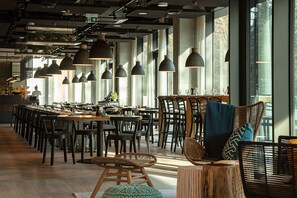 2 restaurants, serveren ontbijt