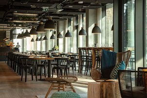 2 restaurants, breakfast served