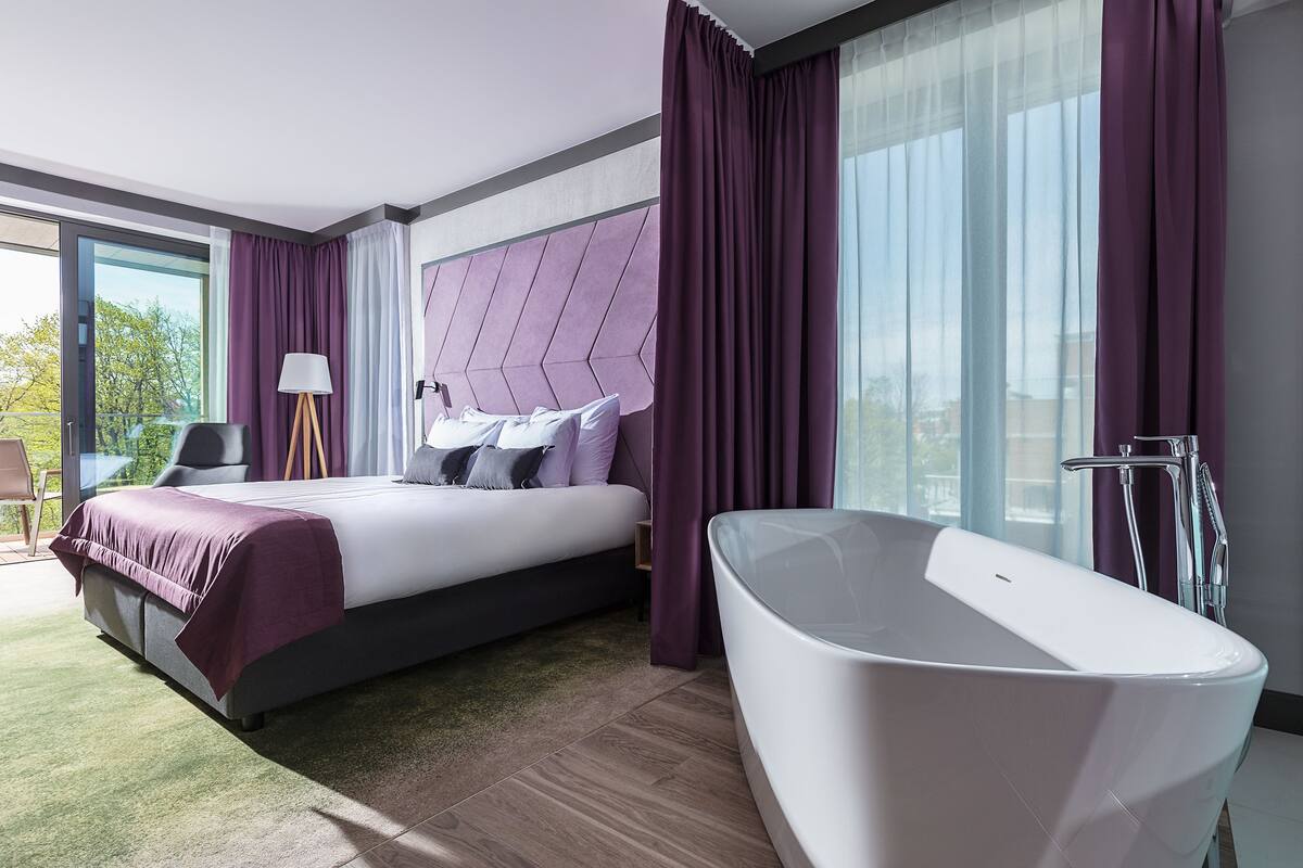 junior room | 1 bedroom, in-room safe, blackout curtains, soundproofing
