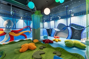 Área de juegos infantiles bajo techo