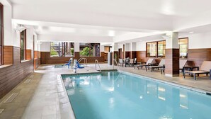 A swimming pool with lounge chairs and a sun terrace. - Hampton Inn & Suites Lake Placid (Lake Placid)
