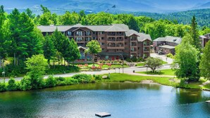 A lodge with multiple floors, a central courtyard, and a lake view. - Hampton Inn & Suites Lake Placid (Lake Placid)