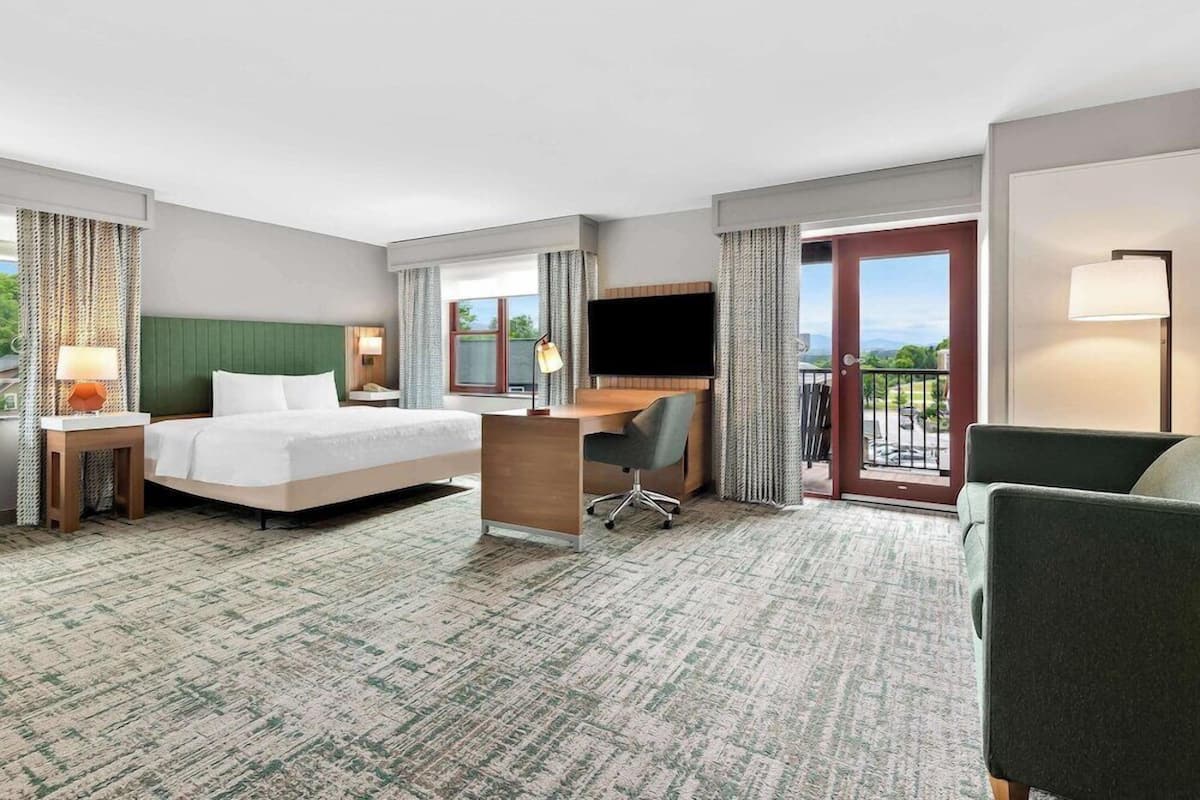 Premium bedding, in-room safe, desk, blackout curtains