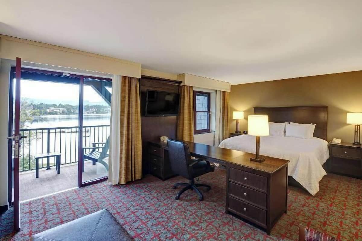Premium bedding, in-room safe, desk, blackout curtains