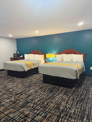 Blackout curtains, iron/ironing board, free WiFi, bed sheets - HavenPointe Inn & Suites (Scottsburg)