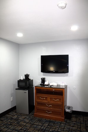 Deluxe Studio Suite | Blackout curtains, iron/ironing board, free WiFi, bed sheets - HavenPointe Inn & Suites (Scottsburg)