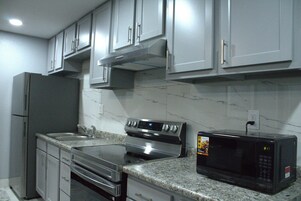 Apartamento superior | Cozinha privada | Geladeira, micro-ondas
