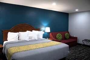 Deluxe Studio Suite, 1 King Bed with Sofa bed - HavenPointe Inn & Suites (Scottsburg)