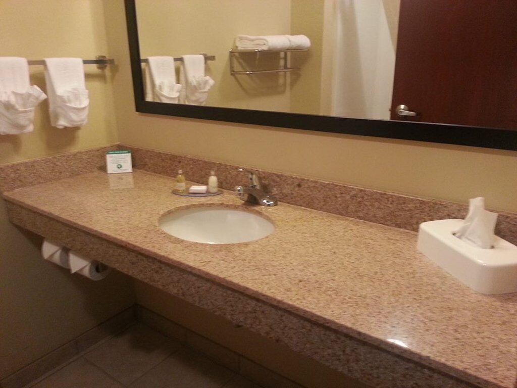 combined shower/bathtub, deep-soaking bathtub, free toiletries