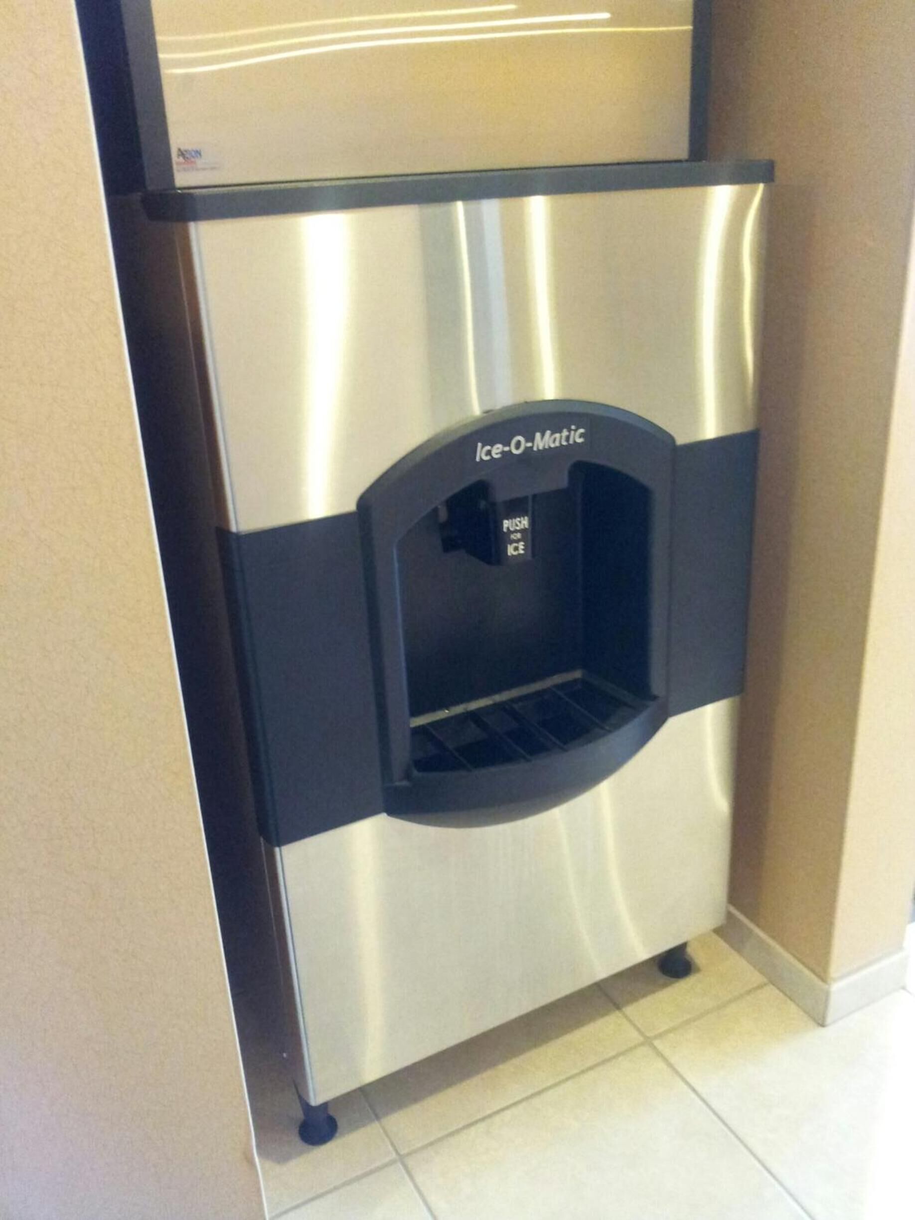 fridge, microwave, coffee/tea maker