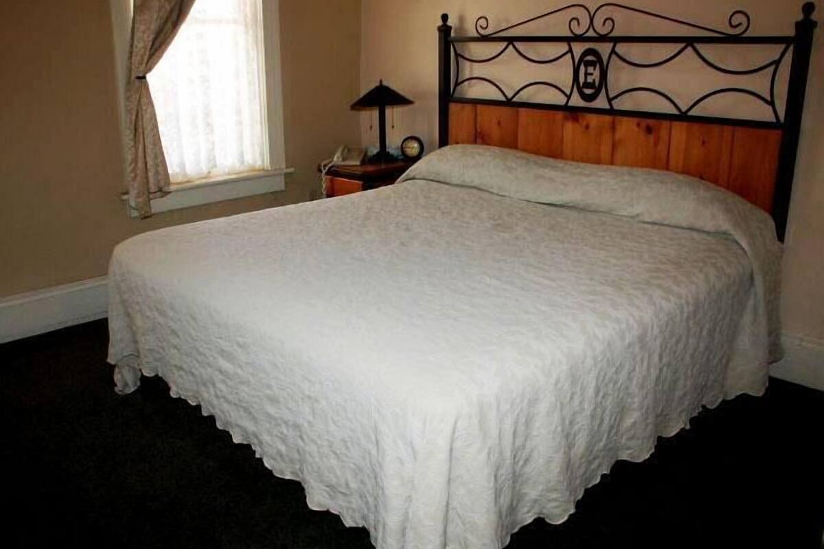 Suite, 1 Katil Raja (King)