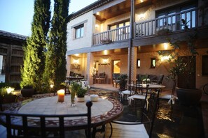 Courtyard - Solaz del Moros (Anaya)
