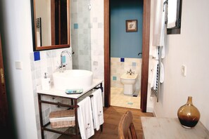 Traditional Apartment, 2 Bedrooms (El Juncarejo) | Bathroom sink