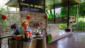 2 restaurants servant le dîner, spécialités Cuisine thaï