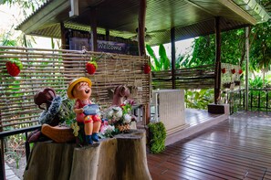 2 restaurants servant le dîner, spécialités Cuisine thaï