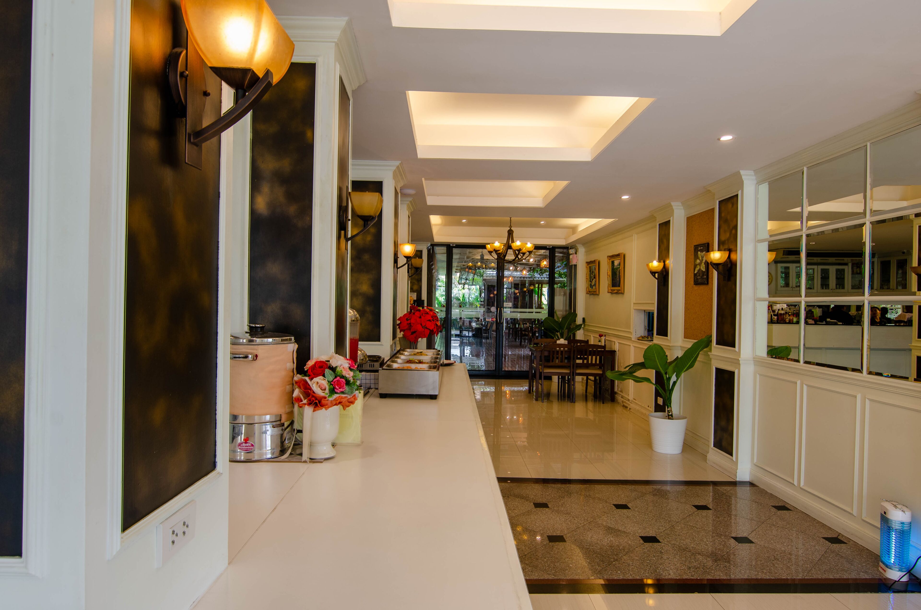 2 restaurants, dinner served, Thai cuisine