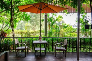 2 Restaurants, Abendessen, thailändische Küche