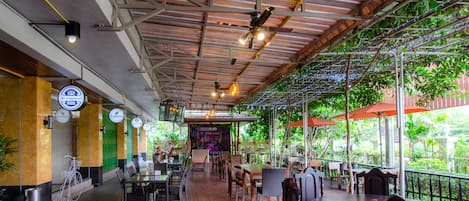2 restaurants, dinner served, Thai cuisine
