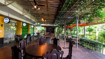 2 restaurants; dinner served