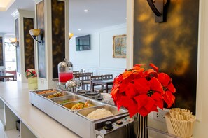 Daily buffet breakfast for a fee - Tara Lake Hotel (Bangkok)