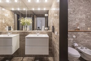 Suite Toscanini I - II | Bagno | Set di cortesia gratuito, asciugacapelli, pantofole, bidet