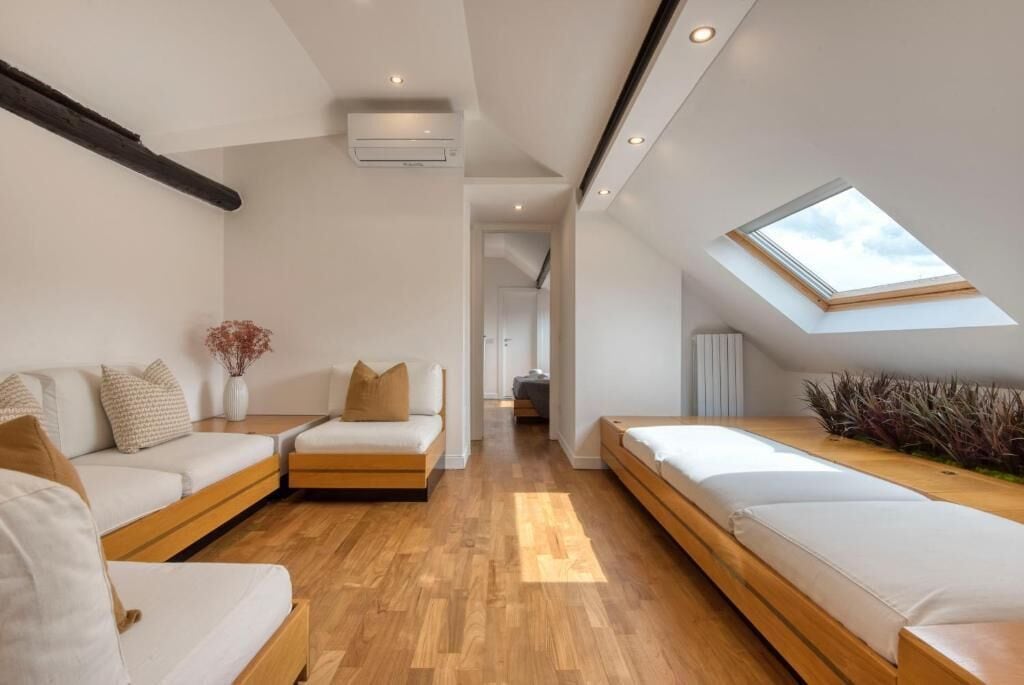 Suite Donizetti 3 (Via Fatebenefratelli 30 ) | Living area | 40-inch LCD TV with satellite channels, TV