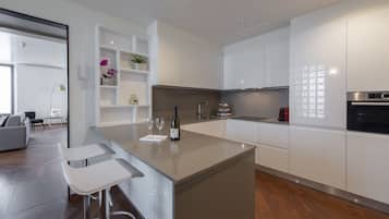 Suite Beethoven V | Cozinha privada | Geladeira, micro-ondas, cooktop, máquina de café expresso
