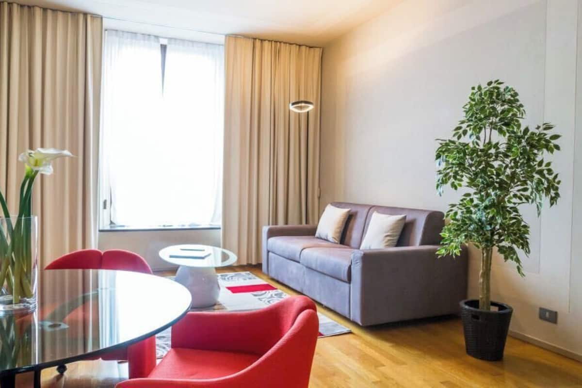 Suite Beethoven 1 | Living area | 40-inch LCD TV with satellite channels, TV