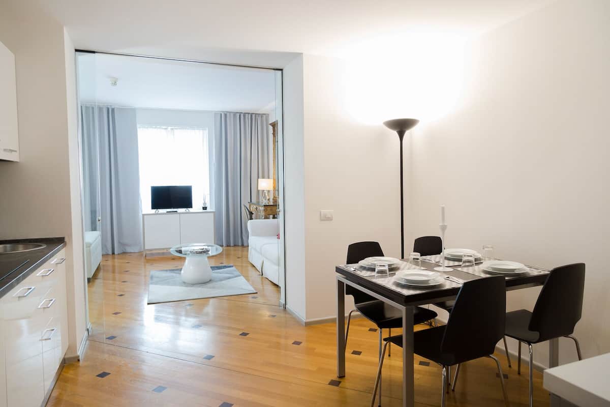 Una cocina moderna con zona de comedor.