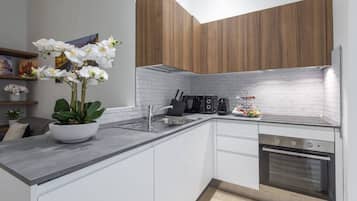 Departamento Confort, 2 habitaciones (Via Broletto 41) | Cocina privada | Refrigerador, microondas, parrilla de estufa y cafetera de espresso
