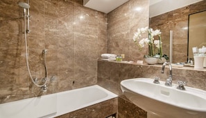 Suite Beethoven 7 | Banyo | Ücretsiz banyo/kozmetik ürünleri, saç kurutma makinesi, terlik, bide