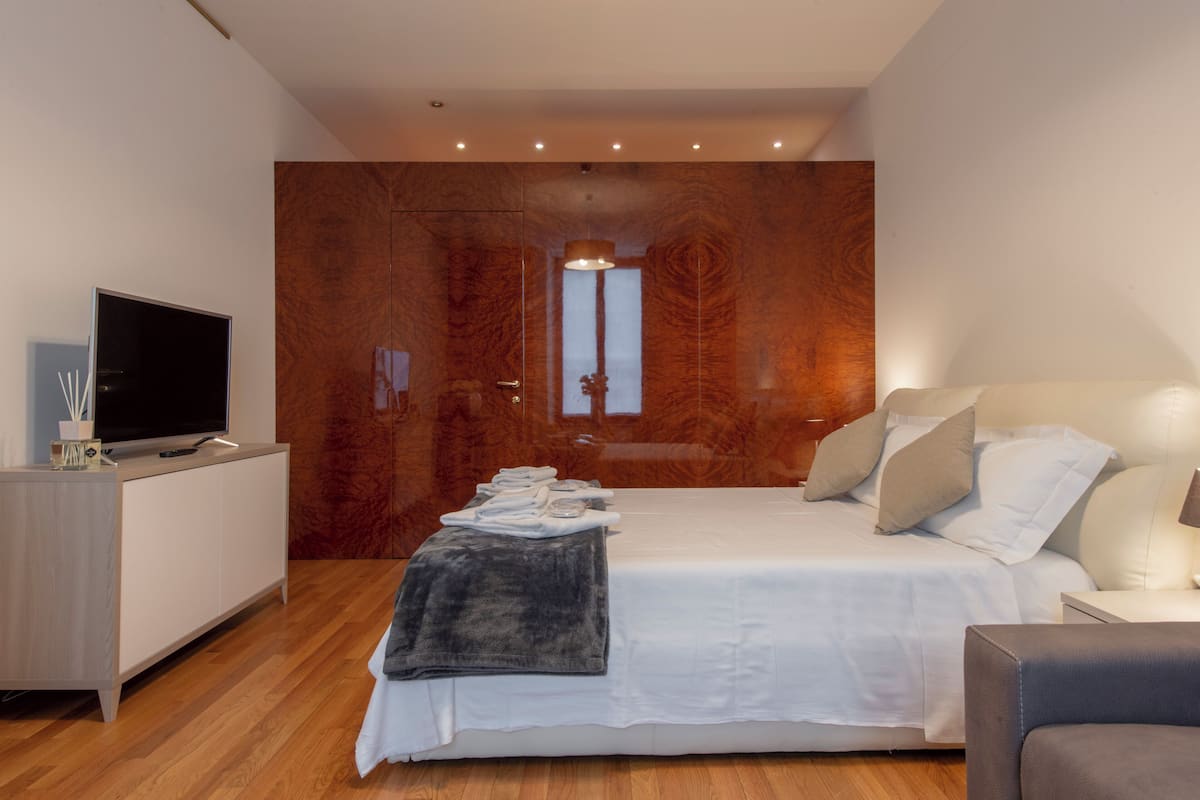 Suite Beethoven 4 | Ropa de cama de alta calidad, minibar, caja fuerte y escritorio