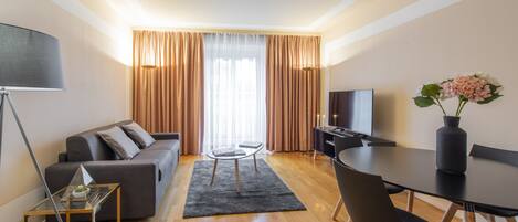 Suite Toscanini IV | Living area | 40-inch LCD TV with satellite channels, TV