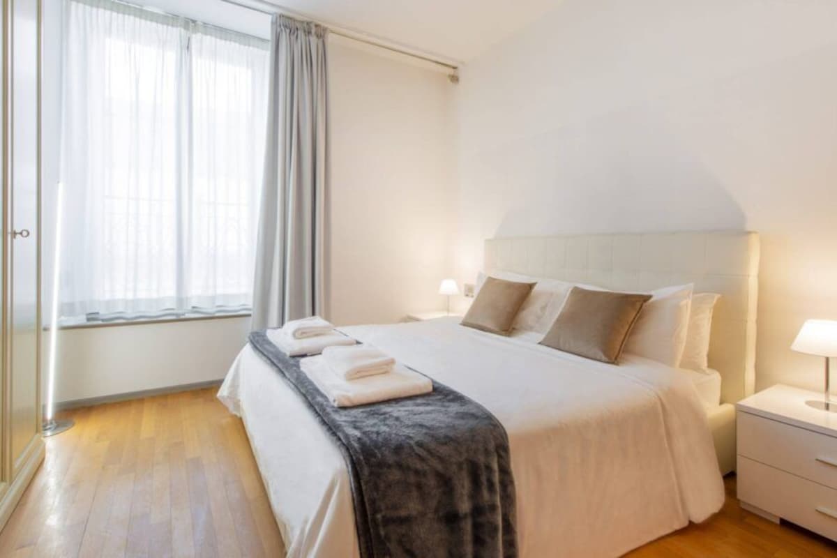 Kaliteli yatak takımı, minibar, odada kasa, masa 